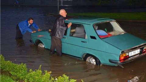 Ankara'da sağanak yağış sonrası yollar göle döndü