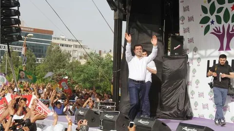 Mardin'de HDP mitinginde konuşan Selahattin Demirtaş, "güç zehirlenmesi yaşayanlara haddini bildirmek zorundayız" dedi.