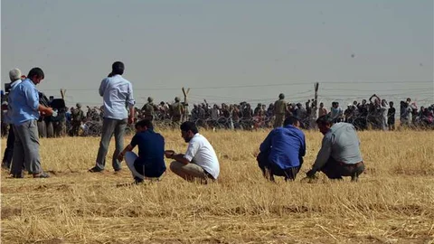 Şanlıurfa'da PYD'nin Telabyat'a saldırmasıyla Suriyeliler sınırı geçerek Türkiye'ye sığındı.