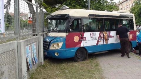 Kartal'da minibüs sürücüsü iki kişiyle tartıştıktan sonra aracıyla üzerine sürerek yaralanmalara neden oldu.