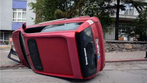 Ankara'da viraja hızlı giren otomobil devrildi.
