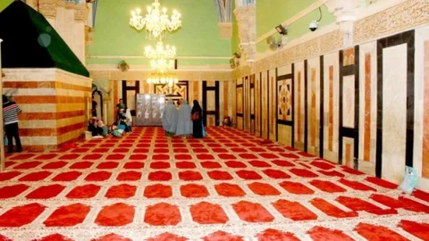Filistin'de Hz. İbrahim Camii Halıları Yenilendi