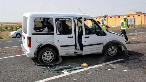Şanlıurfa'da polis aracı kaza yaptı, 2 polis memuru yaralandı.