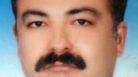 Adana'da motosiklete çarparak bir kişinin ölümüne, bir kişinin de yaralanmasına neden olan sürücü, kırılan dikiz aynası sayesinde yakalandı.