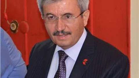 Manisa'da afiş tahribatı
