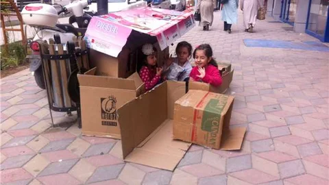 Yozgat'ta çocuklar kaldırıma karton ev yaparak eğlendi.