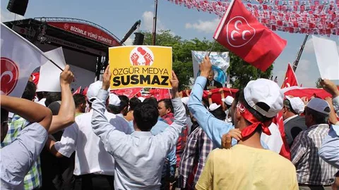 Gaziantep'te MHP mitinginde sansür protestosu