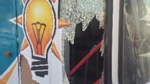 Van'da seçim otobüsüne taşlı saldırı yapıldı