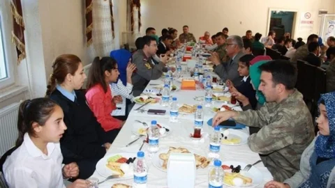 Diyarbakır'da TEOG sınavında başarılı öğrenciler bir araya geldi