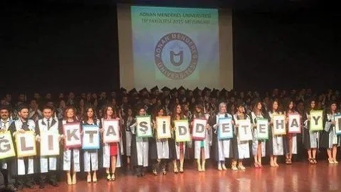 Aydın'da mezun doktorlar, sağlıkta şiddete dikkat çekmek için pankart açtı.