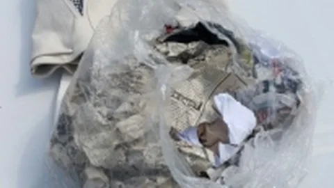 Gaziantep'ten İzmir'e giden kadın, çantasında 100 gram esrarla yakalandı.