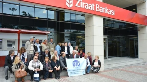 Bursa'da tüketiciler, bankaların tahsil ettiği dosya masraflarının geri ödenmesi için oturma eylemi gerçekleştirdi.