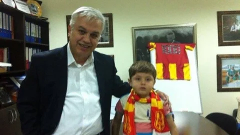 Malatya'da Suriyeli çocuklar, Malatyaspor atkısı ve formasıyla hayata daha sıkı bağlanıyor.
