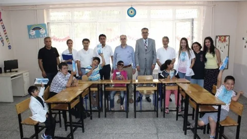 Adıyaman'da engelli öğrencilere özel diş fırçası seti dağıtıldı