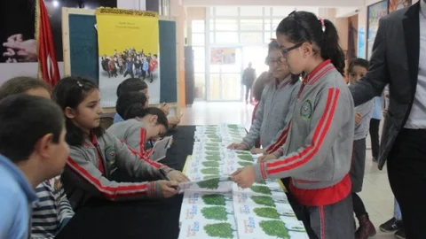 Kocaeli'de öğrenciler kendi hikayelerinden oluşan kitabı imzaladı