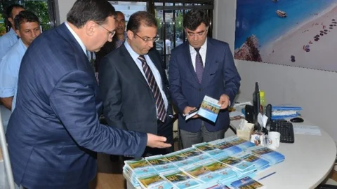 Antalya'da Vali Muammer Türker, İl Kültür ve Turizm Müdürlüğü'ne çalışma ziyareti gerçekleştirdi.
