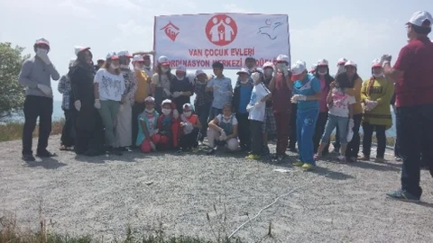 Van'da çocuk evlerinden çevre temizliği etkinliği