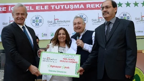 Şişli'de Çocuklar El Ele Tutuşarak Rekor Kırdı