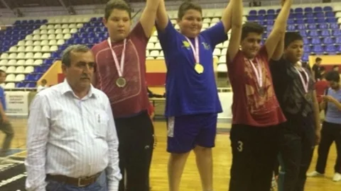 Ayvalık'ta 11 yaşındaki Kemal Alganer, Romen Güreş İl Birinciliği'nde Türkiye ikincisi olarak büyük bir başarı elde etti.