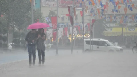 Bolu'da etkili olan yoğun yağmur, alt geçitleri ve çok sayıda işyerini su bastı