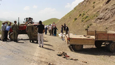 Hakkari'de traktör devrilmesi sonucu 29 kişi yaralandı