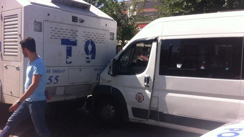 Diyarbakır'da minibüs TOMA'ya çarptı, 4 kişi yaralandı