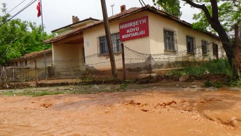 Yurdun bazı bölgelerinde etkili olan sağanak yağış, hayatı olumsuz etkiledi. Kırıkkale ve Bolu'da sel olayları meydana gelirken, Ankara'nın Yenimahalle ilçesinde de yağmur nedeniyle teyakkuza geçildi.