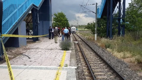 Ankara'da tren altında kalan kişi hayatını kaybetti