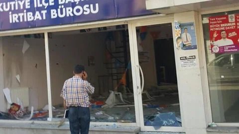 Erzurum'da HDP mitinginin ardından AK Parti bürosuna saldırı düzenlendi