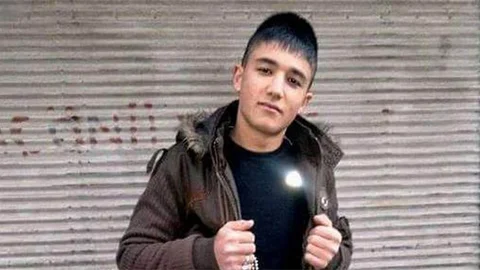 Samsun'da genç, silahlı saldırıdan kaçarken duvardan atlayarak yaralandı.