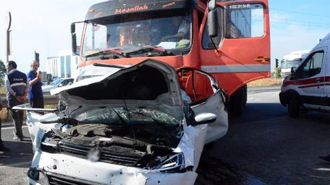 Çorlu'da kamyon, kırmızı ışıkta bekleyen araçlara çarptı