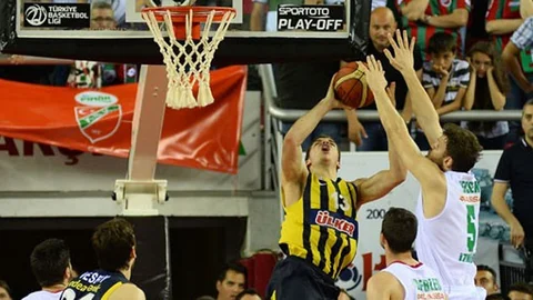 İzmir'de Karşıyaka, Fenerbahçe'yi 84-83 mağlup etti