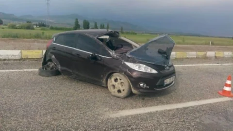 Konya'da otomobil bariyerlere çarptı