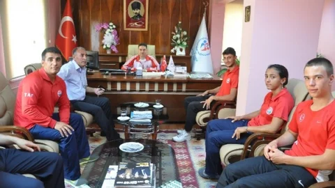 Adana'da Rekor Kıran Atletlere Destek