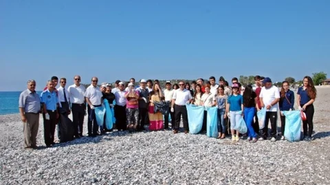 Antalya'da Öğrenciler Sahilde Temizlik Yaptı