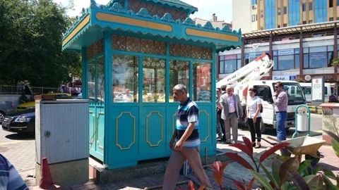 Tekirdağ'da eski taksi duraklarına yeni kent mobilyaları eklendi.