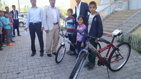 Muş'ta başarılı öğrencilere bisiklet verildi