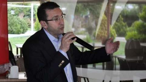 İzmir'de İbrahim Turhan, "Bizim bir tek tercihimiz var, o da milletten yana" dedi.