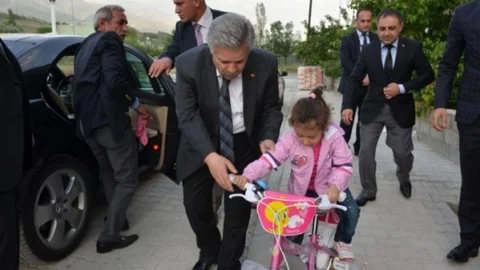 Erzincan'da Vali Kahraman, küçük Berensu'ya bisiklet hediye etti.