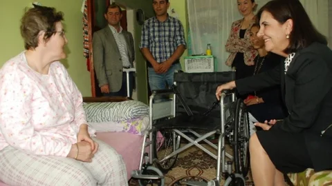 Eskişehir'de felçli kadına tekerlekli sandalye ulaştırıldı
