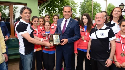 Adana'da Hentbol Şampiyonu İzmirli Sporcular