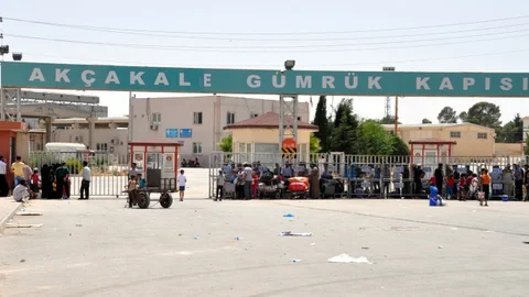 Şanlıurfa'da Sınırda Bekleyen Suriyeliler