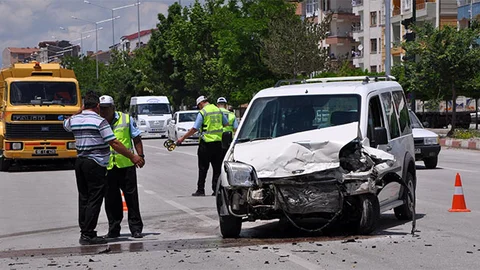 Sorgun'da otomobiller çarpıştı