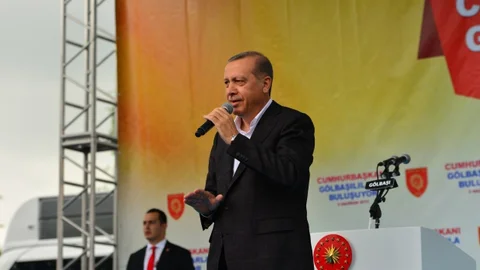 Cumhurbaşkanı Erdoğan, Ankara'nın Gölbaşı ilçesinde yaptığı konuşmada iki tehlikeye dikkat çekti. Makbul Türkler ve Kürtler olarak nitelendirdiği bu gruplara karşı duruş sergiledi.