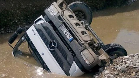 Sakarya'da harfiyat kamyonu su kanalına devrildi.