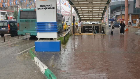 Bursa'da sağanak yağış, sürücülere ve vatandaşlara zor anlar yaşattı.