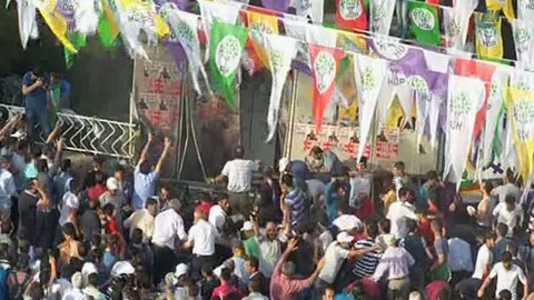 Diyarbakır'da HDP mitinginde patlama meydana geldi