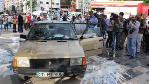 Denizli'de bir kişi, belediye önünde kendini yakmaya çalıştı