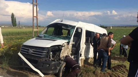 Nevşehir'de midibüs ile süt taşıma aracı çarpıştı