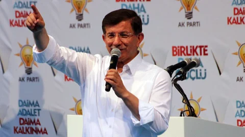 Başbakan Davutoğlu, Gaziantep mitinginde Diyarbakır'daki patlama ile ilgili önemli mesajlar verdi.